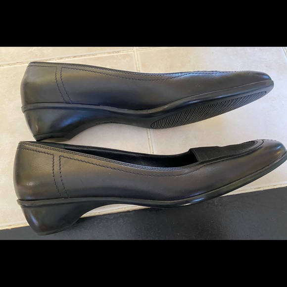 Salvatore Ferragamo women’s size 7 1/2 3A - Picture 3 of 6
